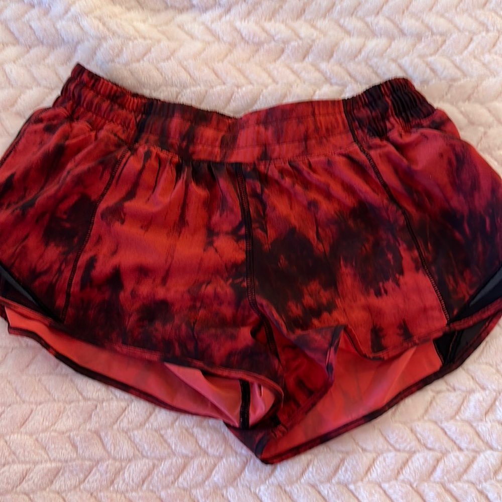 black and red lulu lemon bitty hot short 2.5